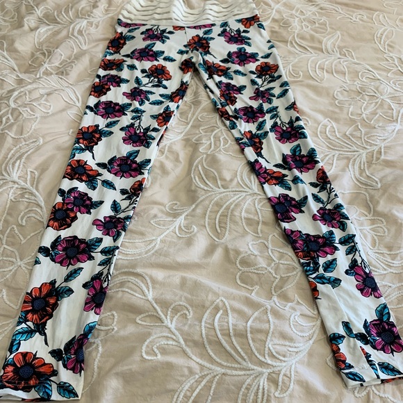 Floral Cute Booty Lounge Scrunch Butt Leggings - Picture 3 of 9